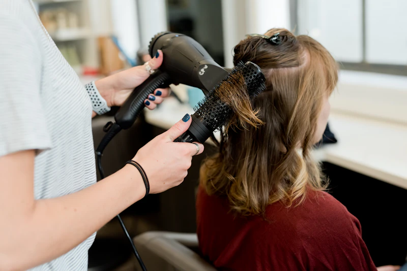 Kapper aan het werk in een salon